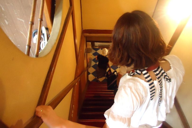 階段を下りる女性